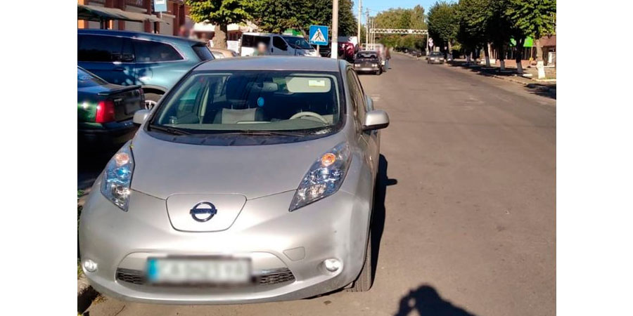 Nissan Leaf після наїзду на пішохода у Монастирищі