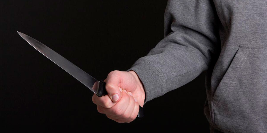 Ніж в руках