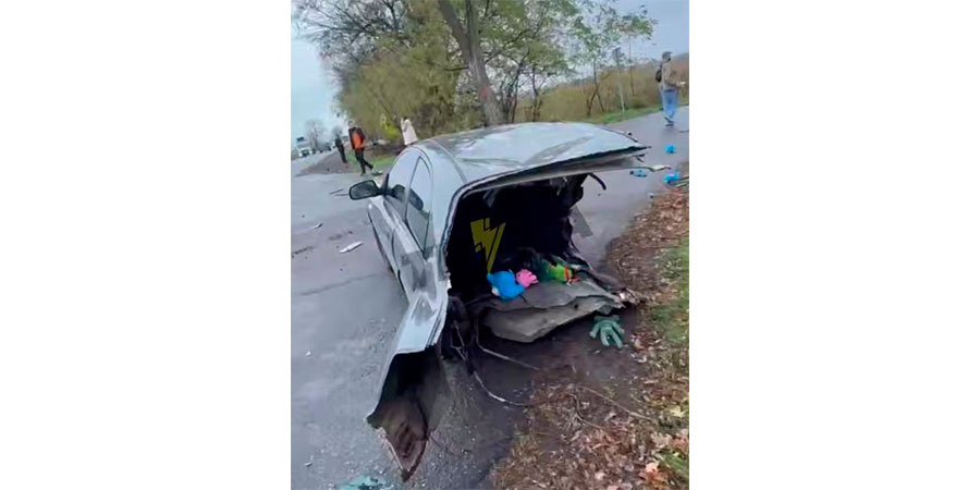 Розірваний автомобіль після ДТП поблизу села Руська Поляна