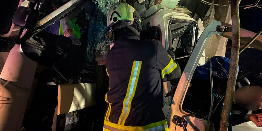 Рятувальники деблокують людей із вантажівки