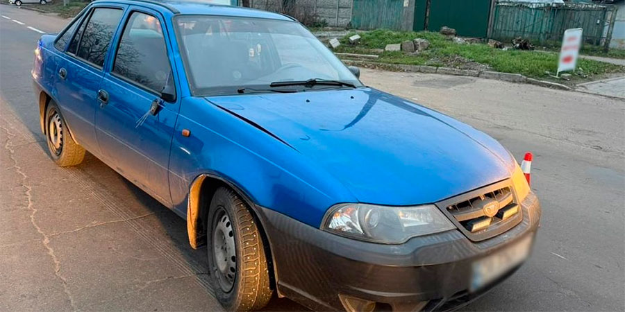 Daewoo Nexia після наїзду на жінку у Черкасах