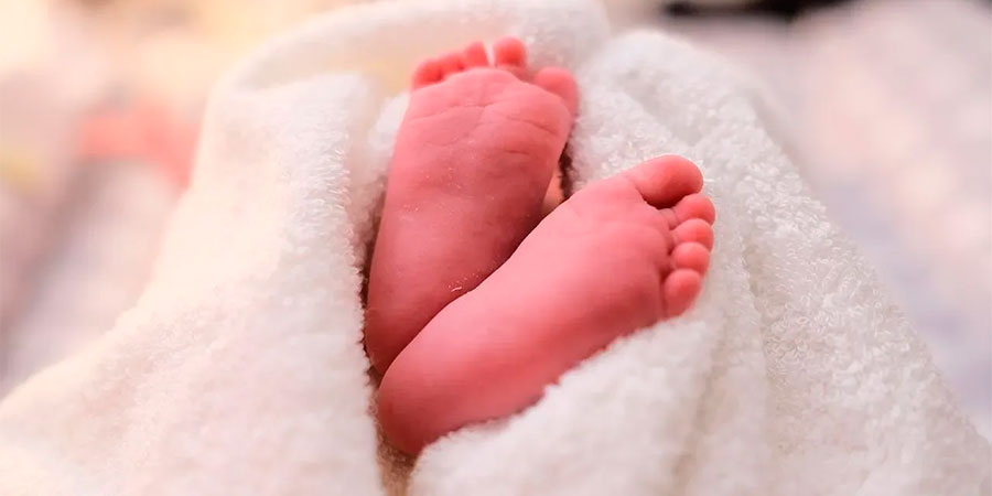 Ноги новонародженої дитини