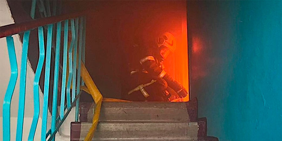 Пожежник веде розвідку пожежі у квартирі