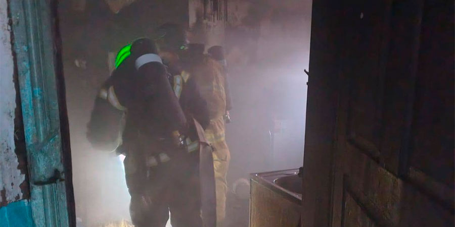 Пожежники гасять пожежу у будинку у селі Москаленки