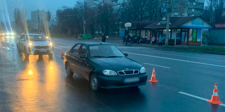Daewoo Sens пвсля наїзду на пішохода у Черкасах на проспекті Перемоги