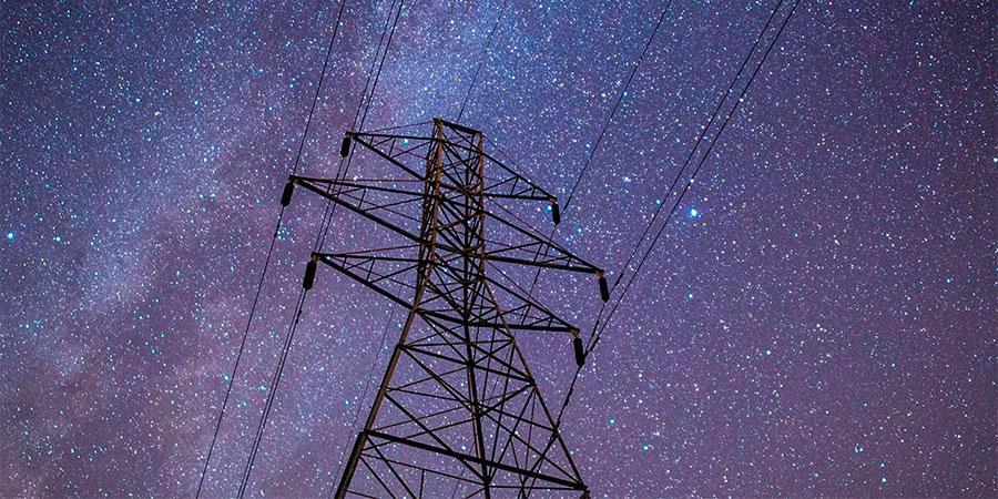 Електроопора під зоряним небом