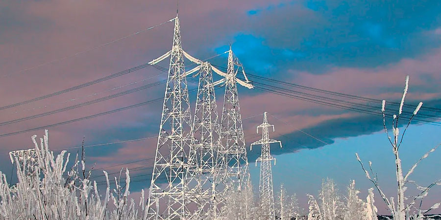 Лінія електропередач зимою у мороз