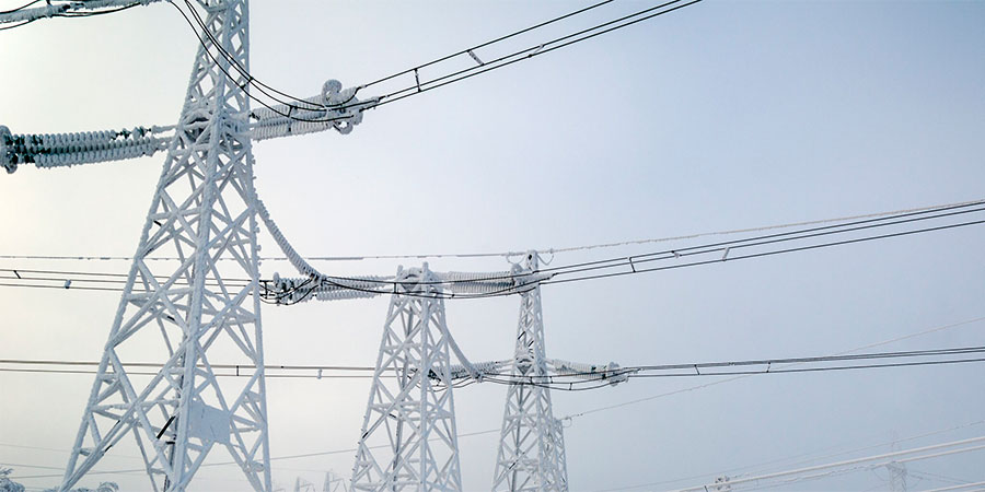 Лінія електропередачі зимою