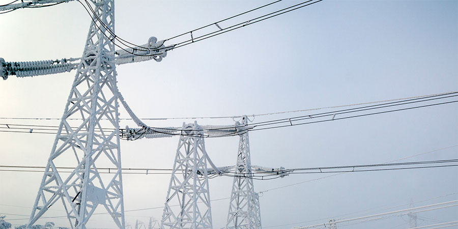 Лінії електропередач зимою