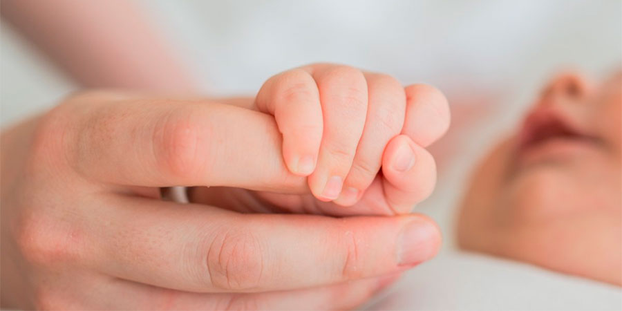 Руки матері та дитини