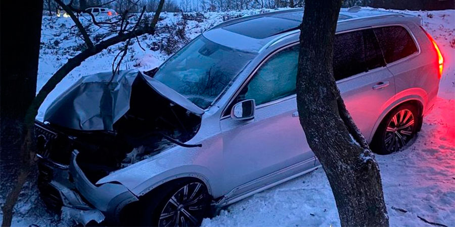 Volvo XC90 в'їхав у дерево біля села Гусакове