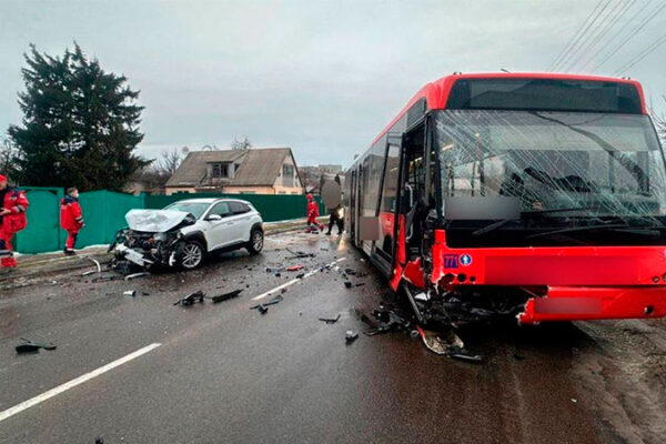 У Черкасах на вул. Максима Залізняка сталася аварія між авто та маршруткою