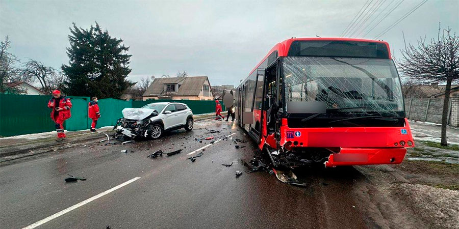 ДТП у Черкасах між легковим автомобілем Hyundai Kona та маршрутним автобусом Ambassador 200