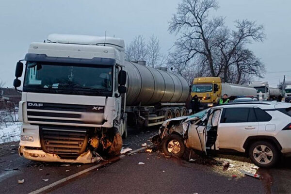 У селі Мошни сталося ДТП між легковим автомобілем та вантажівкою