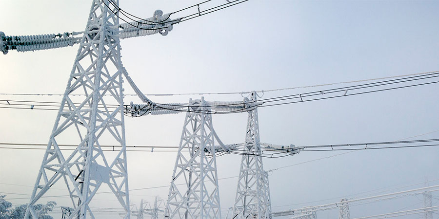 Лінії електропередач зимою