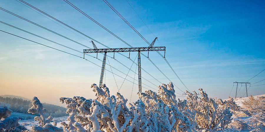 Лінія електропередач зимою