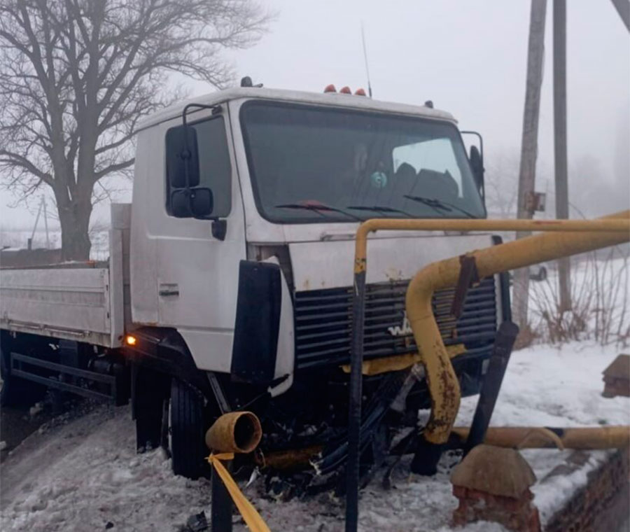 МАЗ врізався у газорозподільний вузол у селі Бужанка
