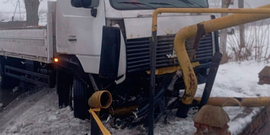 МАЗ врізався у газорозподільний вузол у селі Бужанка