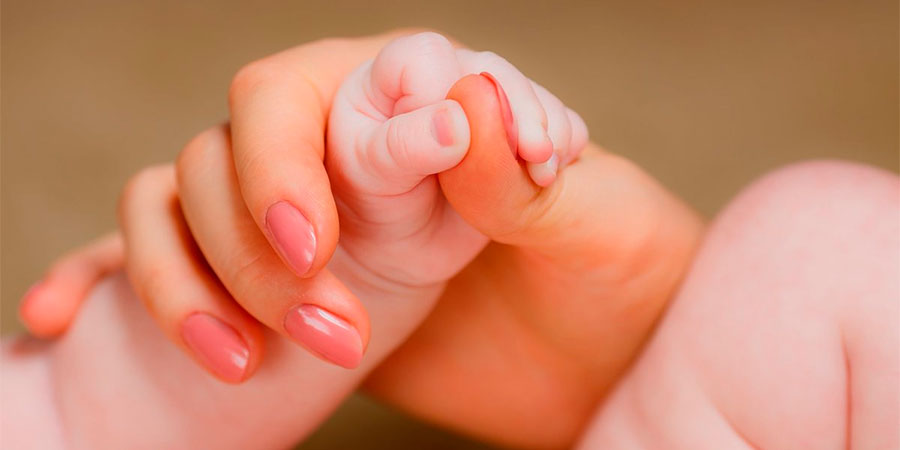 Руки мами та дитини