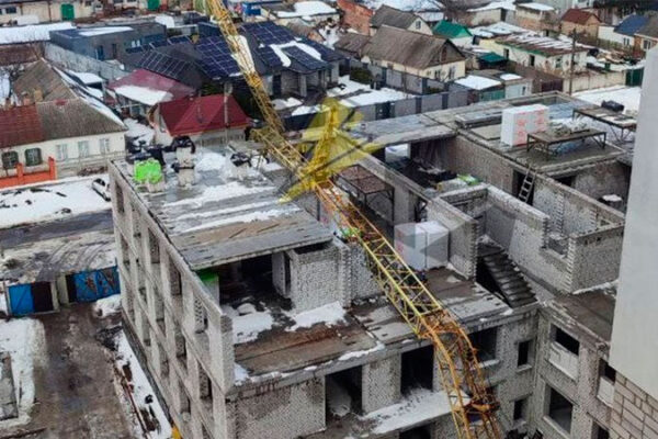 У Черкасах упав кран та вбив робітника