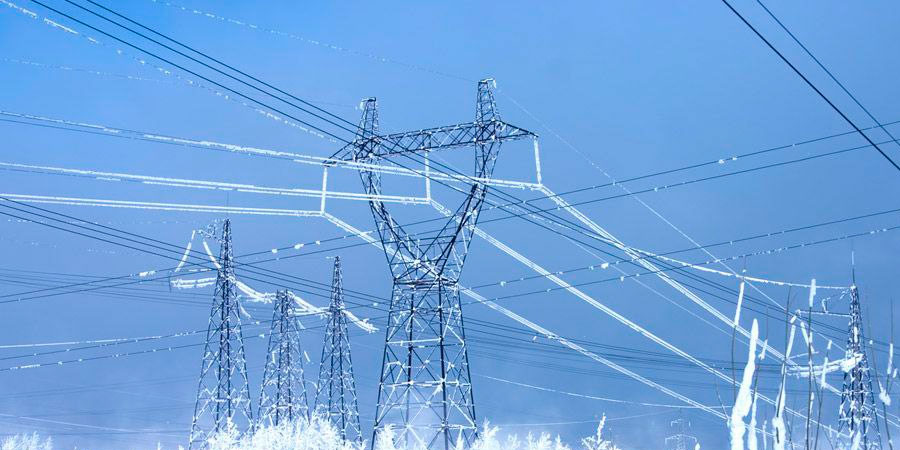 Високовольтні лінії зимою