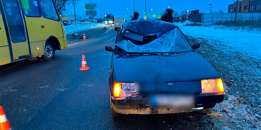 Автомобіль ЗАЗ після наїзду на велосипедиста у Черкасах