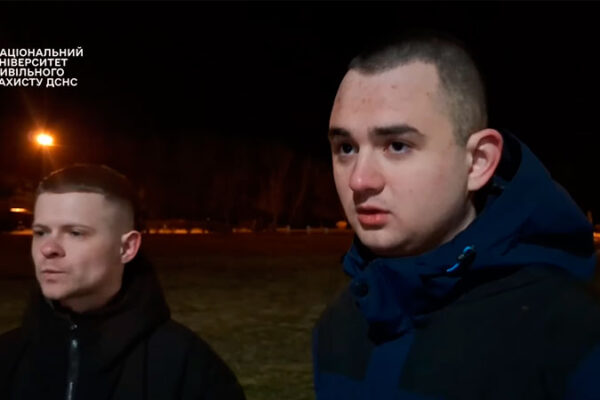 У Черкасах курсанти врятували двох підлітків, котрі провалилися під кригу на Дніпрі