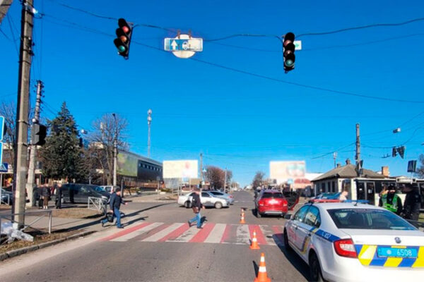 У Черкасах автомобіль скоїв наїзд на 2 дітей