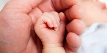 Рука новонародженого