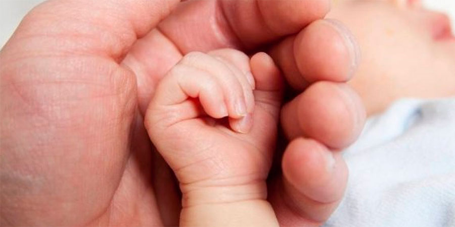 Рука новонародженого
