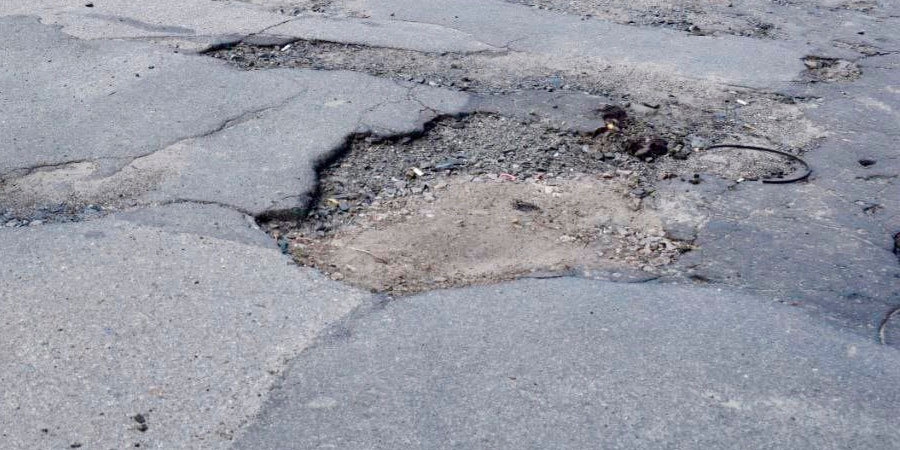 Яма на дорозі