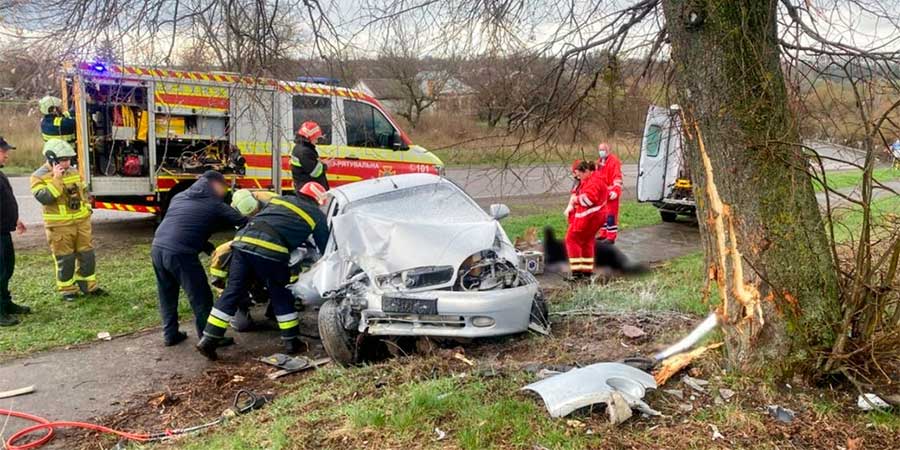 Daewoo Lanos після зіткнення із деревом