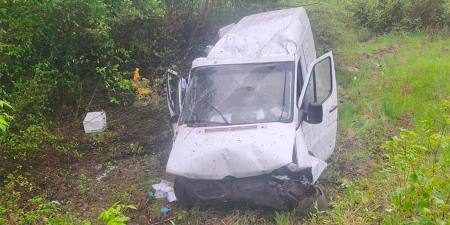 Мікроавтобус Mercedes-Benz після ДТП поблизу села Валява