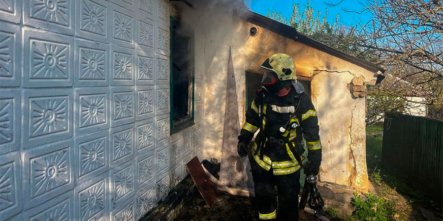 Пожежник біля будинку