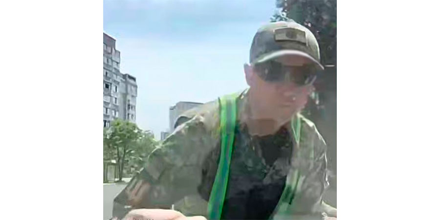 Працівник ТЦК та СП на капоті автомобіля