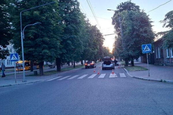 21 червня у Черкасах на бульварі Шевченка автомобіль наїхав на 2-ох пішоходів