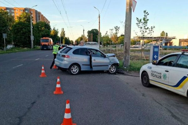 У Черкасах на вул. Смілянській авто в’їхало в електроопору