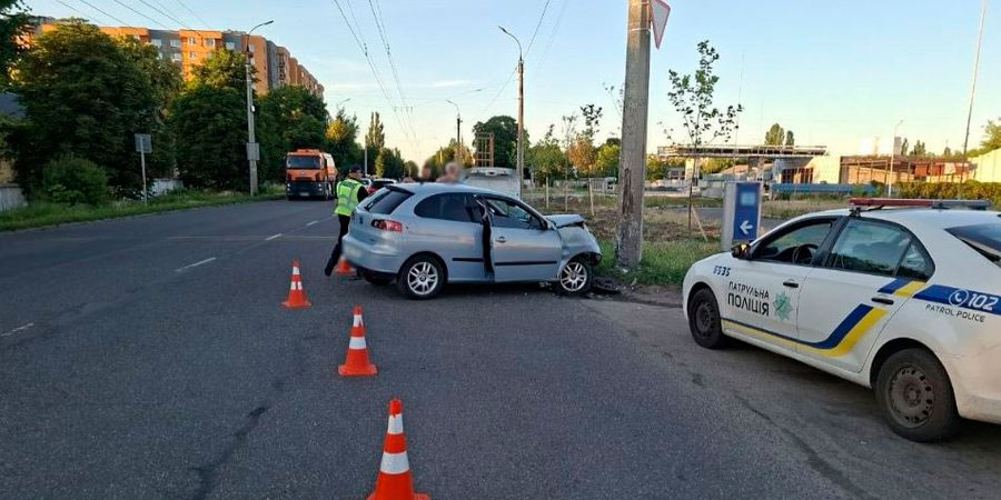 У Черкасах автомобіль Seat в'їхав у електроопору