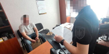 Вручення підозри поліцейському