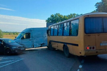 У селі Будище сталася аварія за участі автобуса та двох авто