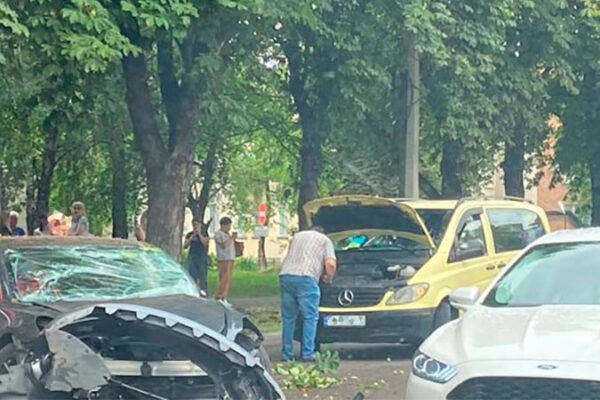 4 липня у Черкасах на вулиці Смілянській сталася аварія за участі автомобіля Tesla
