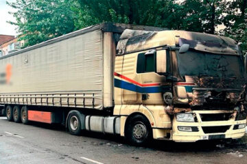 У Черкасах чоловік підозрюється у підпалі вантажівки та мікроавтобуса