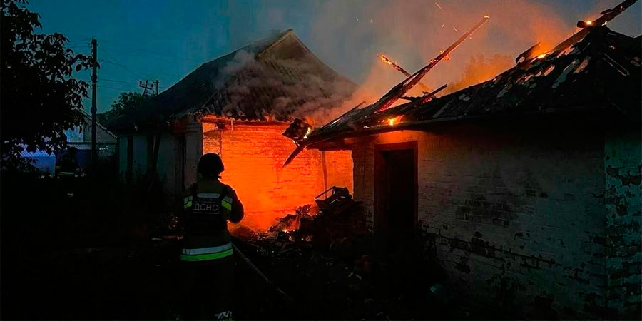 Пожежа у результаті падіння уламків ракети у селі Велика Севастянівка