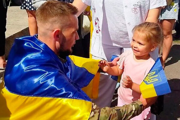 Багачевська громада зустріла звільненого із полону Євгена Базилевського
