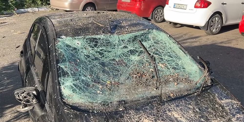 Пошкоджене авто у Смілі у результаті влучення БпЛА у будинок