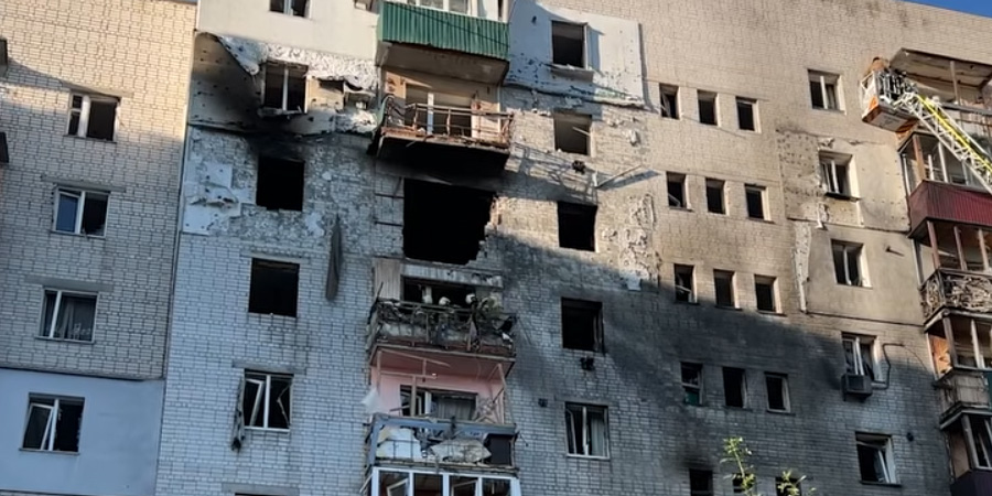 Результат влучення БпЛА у 9-поверховий будинок у Смілі