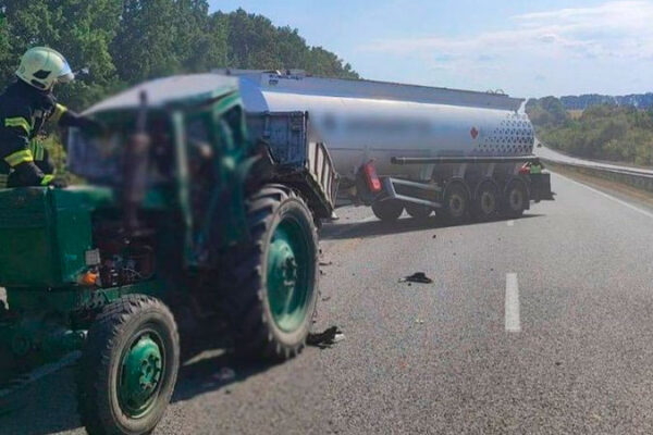 Біля Жашкова сталася аварія між вантажівкою та трактором