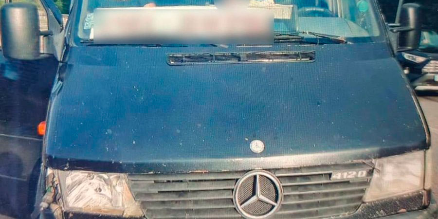 Маршрутний автобус Mercedes-Benz Sprinter після наїзду на жінку