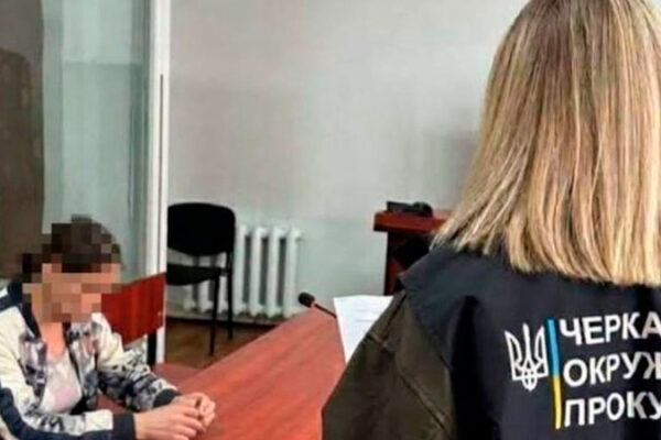 Пенсіонера із села Руська Поляна ошукали на 450000 грн та 8000$