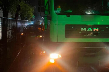 13 жовтня у Черкасах зіткнулися вантажівка та навчальне авто 13 жовтня у Черкасах зіткнулися вантажівка та навчальне авто
